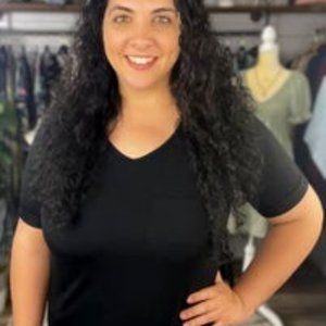 BLACK V-NECK BASIC WITH POCKET (PLUS)